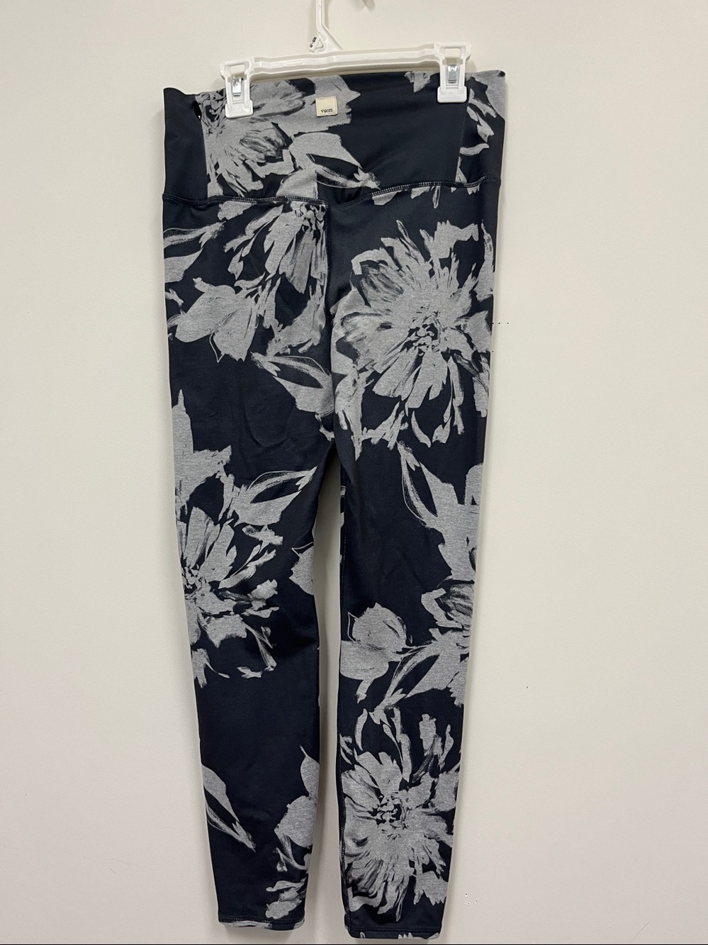 Vuori Black & Light Gray Floral Active Leggings Size Small (?) - Picture 2 of 5